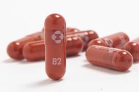 FDA avaló la píldora de Merck para adultos con síntomas tempranos de COVID-19 que enfrentan mayores riesgos de hospitalización.