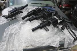 A los hombres se les aseguraron un fusil Barret, cuatro armas largas, un lanzagranadas, dos granadas, 15 cargadores, 420 cartuchos útiles, chalecos tácticos y mil pastillas de fentanilo. FOTO: CUARTOSCURO.