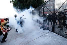 La policía lanza gas lacrimógeno contra manifestantes frente al Centro de Detención Metropolitano en el centro de Los Ángeles durante una protesta bajo el lema “No Kings” (“Sin Reyes”).