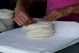 Algunos encargados de fondas en el Mercado Juárez, señalaron que otra de las medidas que también se aplican en cada incremento de las tortillas es reducir la porción que acompaña un platillo.