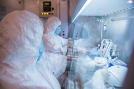 Esta fotografía sin fecha, difundida en 2019 por el Instituto de Investigación Antipeste de Irkutsk (Siberia y Lejano Oriente), muestra a trabajadores del instituto en un laboratorio.