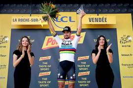 Peter Sagan se salva del caos y se viste de amarillo