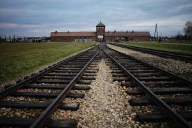Vías del tren a donde llegaron cientos de miles de personas para ser dirigidas a las cámaras de gas dentro del antiguo campo de exterminio nazi de Auschwitz en Oswiecim, Polonia.