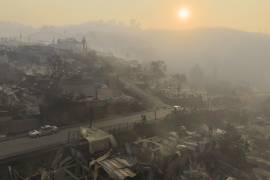 Existen una veintena de incendios en curso, de los cuáles 12 son en Ñuble y Biobío, a unos 500 kilómetros de Santiago. FOTO: