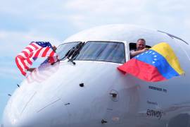 Tras el aterrizaje, el piloto del avión desplegó por la ventana una bandera de Venezuela, mientras los pasajeros bajaron las escaleras portando banderines del país suramericano.