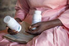 Una mujer con medicinas contra el VIH que recibió del programa estadounidense PEPFAR, en Harare, Zimbabue, el 7 de febrero del 2025.