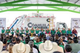 El gobernador Manolo Jiménez Salinas y la alcaldesa Yesica Sifuentes Zamora encabezaron la entrega de camiones recolectores para fortalecer los servicios públicos en Castaños.