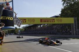 Max Verstappen de Red Bull cruza la meta al ganar el Gran Premio de Italia en Monza.