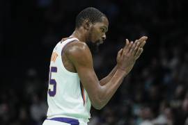 Kevin Durant, de los Suns de Phoenix, celebra después de anotar en la primera mitad del partido ante los Hornets de Charlotte.