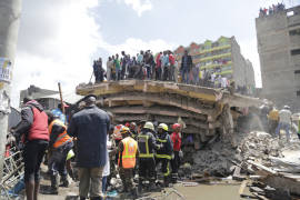 Gente de Kenia se solidariza y participa en rescate de víctimas tras derrumbe de departamentos; han 3 muertos