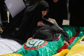 Varias mujeres lloran sobre los cuerpos de familiares fallecidos el martes en los ataques israelíes contra el poblado de Deir Qanoun al-Nahr, en el sur de Líbano.