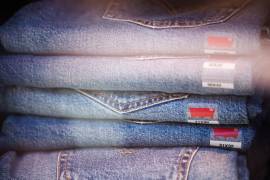 Cerca del 97% de la ropa y los zapatos comprados en Estados Unidos son importados, predominantemente de Asia. Expertos consideran que los aranceles terminarán siendo un impuesto sobre las ventas al consumidor.