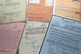 Archivos sobre ovnis, publicados el viernes 8 de mayo de 2026 por el Pentágono, fueron fotografiados en Washington.