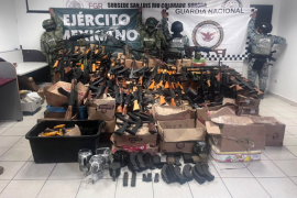 El Ejército, la Guardia Nacional y la FGR aseguraron un inmueble con armas, ametralladoras y casi 275 mil cartuchos en San Luis Río Colorado, Sonora.
