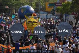 Activistas climáticos protestan con ataúdes con leyendas que dicen carbón, petróleo y gas, durante la Cumbre Climática de la ONU COP30, la cual se desarrolla en Brasil.