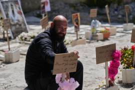 Hussein Farran, que perdió a seis familiares por un bombardeo israelí en la aldea Kfar Hatta, en el cementerio en Sidon, Líbano, el 14 de abril del 2026. (AP foto/Mohammed Zaatari)