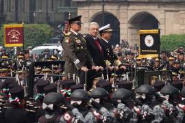 En el marco de 214 Aniversario de la Independencia de México, Luis Cresencio Sandoval, secretario la Defensa Nacional; Andrés Manuel López Obrador, presidente de México, y Rafael Ojeda, secretario de Marina, encabezaron el Pase de Revista previo al Desfile Militar en el Zócalo capitalino.