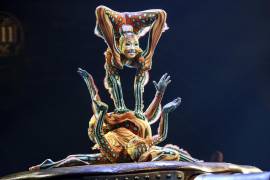 Artistas del Cirque du Soleil actúan durante el estreno de “KURIOS - Cabinet of Curiosities” en Los Angeles el 9 de diciembre de 2015. AP/Rich Fury/Invision