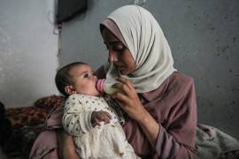 Rola Saqer alimenta a su bebé Masa Mohammad Zaqout en la casa de sus padres en el vecindario de Zawaida, en el centro de Gaza. Zaqout nació el 7 de octubre, el día que estalló la guerra entre Israel y Hamás.
