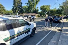 Personal policial bloquea la Avenida East First entre la Avenida Sherman y la Avenida Sheridan tras un tiroteo en la Biblioteca de Chico, el lunes 22 de junio de 2026 en Chico, California.