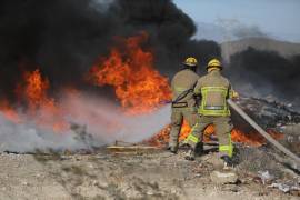 Cuerpos de emergencia trabajan en la sofocación del incendio en la recicladora al norponiente de Saltillo, con un 80 por ciento de control del siniestro.
