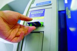 Las hijas del afectado acompañaron a su padre para intentar aclarar la situación, pero el banco no permitió acceder a videos ni documentos internos.