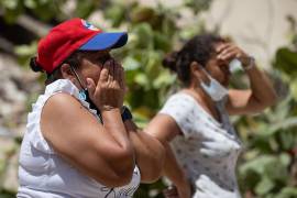 Personas reaccionan durante las labores de búsqueda en La Guaira, Venezuela.