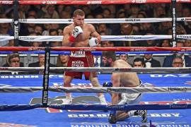 ¡'CANELO' ÁLVAREZ es TRICAMPEÓN Mundial en tres categorías tras vencer a Rocky Fielding!