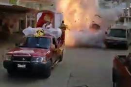Hombre tronaba cohetes en procesión de Corpus Christi, explota su vehículo y muere en Macuspana, Tabasco (video)