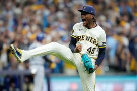 Brice Turang conectó un cuadrangular solitario y Luis Lara produjo la carrera de la diferencia para que Milwaukee Brewers superara 2-1 a Los Angeles Dodgers en el arranque de la Serie de Campeonato de la Liga Nacional.