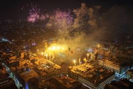Más de 300 mil personas acudieron al Zócalo de CDMX para celebrar el 216 aniversario de la Independencia de México.
