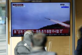 En una pantalla de televisión se muestra un reporte sobre el lanzamiento de misiles de crucero por parte de Corea del Norte.