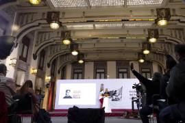 La presidenta Claudia Sheinbaum Pardo en conferencia de prensa matutina en el salón de la Tesorería de Palacio Nacional.