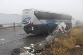 En el kilómetro 10 se registró un percance múltiple que involucró a ocho vehículos, incluyendo un autobús de la línea Ómnibus de México, un tráiler y varias camionetas, dejando a los ocupantes del Nissan V-Drive con lesiones que requirieron traslado a un hospital privado.