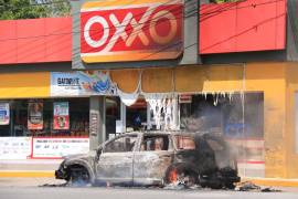 Al menos dos abarroteras han sido incendiadas, así como varias tiendas de conveniencias y vehículos en estacionamientos y vialidades.