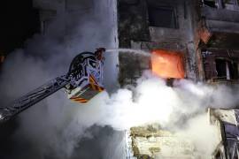 Los equipos de rescate intentan sofocar el incendio de un edificio residencial tras un ataque con drones rusos en Zaporiyia, Ucrania.