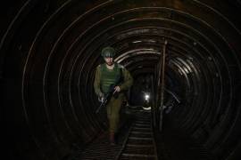 Un soldado israelí sale de un túnel de Hamas durante una gira escoltada organizada por el ejército para periodistas internacionales, en la Franja de Gaza el 15 de diciembre de 2023.