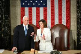 Rechaza Pence invocar destitución de Donald Trump, ignora petición de Nancy Pelosi