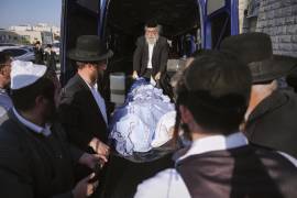Dolientes llevan el cuerpo de Levi Yitzhak Pash, quien fue asesinado junto con otros cinco israelíes en un ataque a tiros por dos palestinos en una parada de autobús en Jerusalén el 8 de septiembre del 2025. (AP foto/Ariel Schalit)