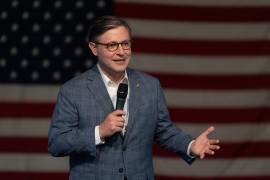 El presidente de la Cámara de Representantes, el republicano Mike Johnson, habla durante un acto de campaña del representante David Valadao (republicano por California) en Bakersfield, California.