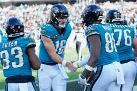 Los Jaguars de Jacksonville celebran el título de la División Sur de la AFC tras aplastar 41-7 a los Titans de Tennessee en el cierre de la temporada regular de la NFL.