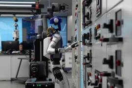 Un robot con inteligencia artificial realiza demostraciones de su funcionamiento en unidades de control de la red eléctrica en la provincia de Guangdong, al sur de China, el jueves 16 de abril de 2026.