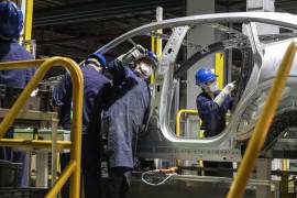 Trabajadores en una línea de producción en una fábrica de vehículos eléctricos en Chongqing, China, el 20 de mayo de 2025. Los aranceles de la administración Trump provocaron un desplome en las exportaciones chinas a Estados Unidos, pero su superávit comercial global ha aumentado, gracias al aumento de las ventas a otras regiones.