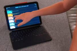 El hijo de LuAnn Oliver demuestra cómo usa un iPad para sus clases en una reunión en la que un grupo de padres de alumnos analizaron formas de oponerse al tiempo en pantalla en las escuelas de sus hijos en Arlington, Virginia.