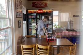 Dean Roy, de 15 años, repone el expositor de refrescos en la pizzería de sus padres en Stowe, Vermont. Dean figurará en la boleta electoral de noviembre como candidato a gobernador por un tercer partido.