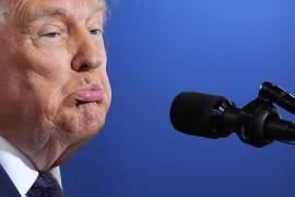 El presidente Donald Trump hace un gesto pronuncia durante su discurso en el Rockland Community College en Suffern, Nueva York.