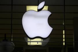 El logo de Apple está iluminado en una tienda en el centro de la ciudad de Munich, Alemania.