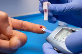 La dislipidemia puede avanzar durante años sin presentar síntomas, por lo que especialistas recomiendan realizar revisiones periódicas para conocer los niveles de colesterol y triglicéridos.
