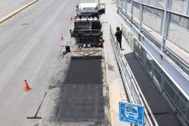 Trabajos con asfalto caliente se aplican en vialidades con mayor desgaste en Saltillo.