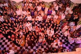 Laura Sansores, hermana de Layda Sansores (gobernadora de Campeche), rindió el informe del DIF estatal a con canciones.